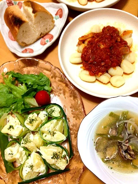 Snapdishの料理写真:晩御飯🌙ポテトニョッキのトマトソース（ベーコン＆舞茸）・ポテトサラダ・浅利とピーマンのスープ・バケット|chyawaさん