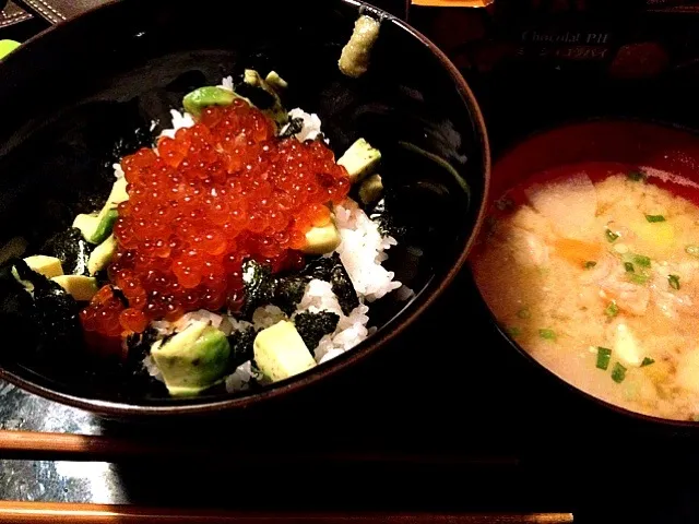 イクラ丼、豚汁|ぱんちゃんさん