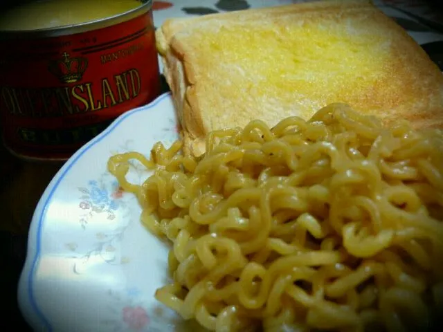 Snapdishの料理写真:Lucky Me Pancit Canton & Buttered bread|JeiFerさん