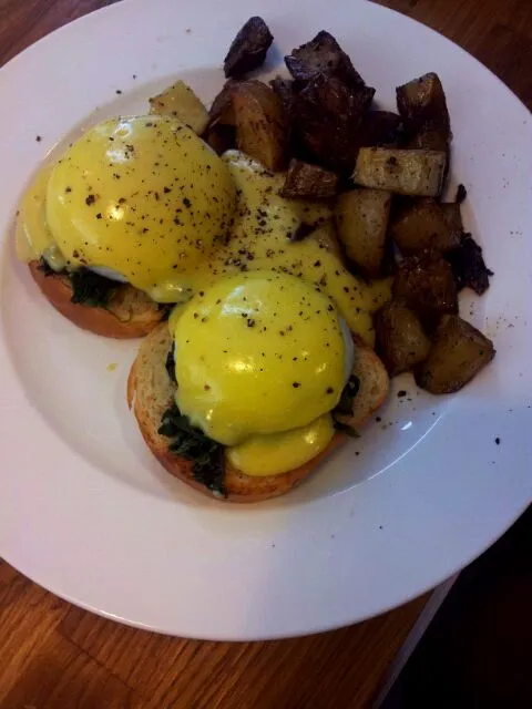 egg benedict with roasted potatoes.|kelly limさん