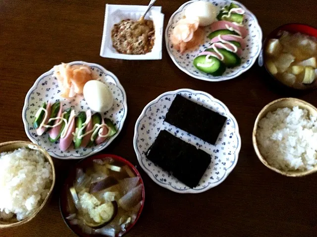 魚肉ソ、きゅうり、納豆を海苔で巻く。あさごはん。|TSUDAYAさん