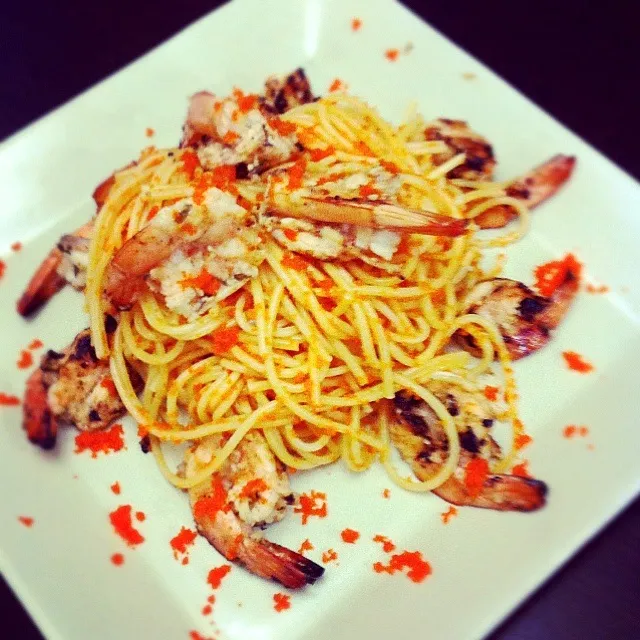 Snapdishの料理写真:white wine garlic shrimps with salmon roe spaghetti|janice Williamsさん