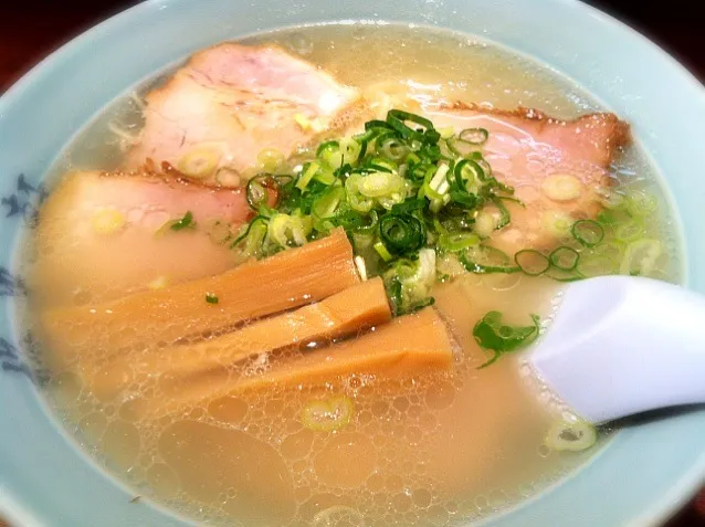 本日のランチ。塩ラーメン。(ﾟдﾟ)ｳﾏｰ 。|JTKさん