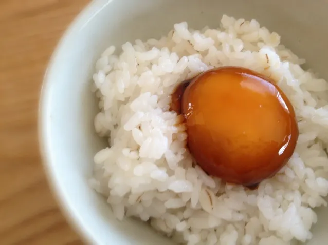 卵の黄身のしょうゆ漬けかけご飯(*^_^*)|まゆみ。さん