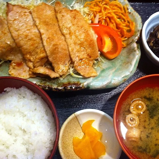 Snapdishの料理写真:豚ロース生姜焼き定食|こじゅわいさん