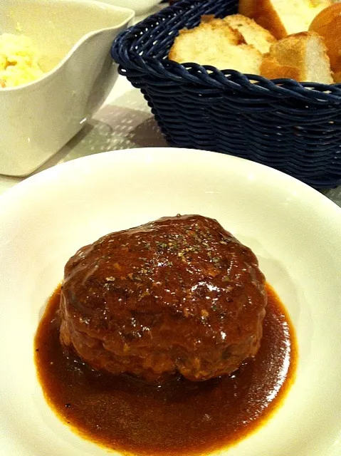 昨日の晩御飯は煮込みハンバーグ|あみん´ω`)ﾉさん