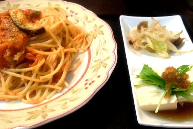 夕ご飯(9/30):ツナと茄子と青唐辛子のクリームトマトパスタ、蒸し野菜に塩だれ、豆腐と水菜に黒酢玉ねぎドレッシング。台風だから冷凍保存しておいたトマトソースで。|piyokoさん