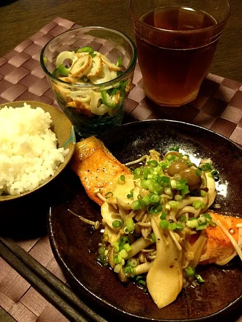 Snapdishの料理写真:秋鮭きのこポン酢ソテー、ちくわピーマン☆|maruruさん