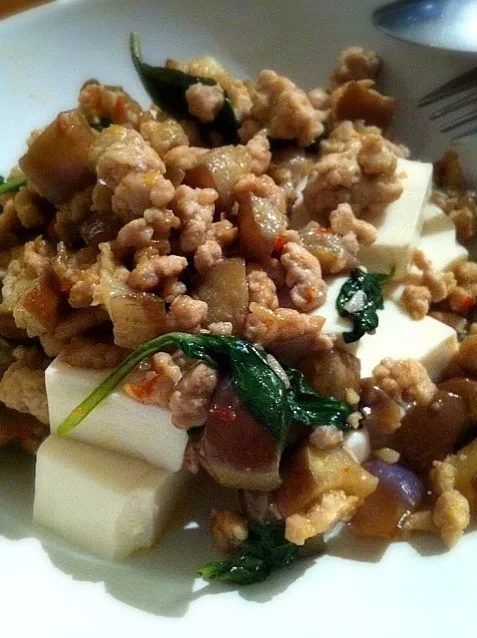 Fried minced pork with aubergine and basil|karen limさん