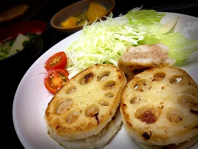 れんこん挟み焼き、かぼちゃの塩麹煮、お味噌汁|マキさん