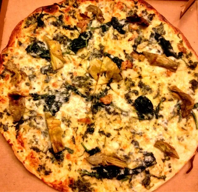 Snapdishの料理写真:#Spinach and Grilled Artichoke Thin Crust #Pizza|sooprcoolchicaさん