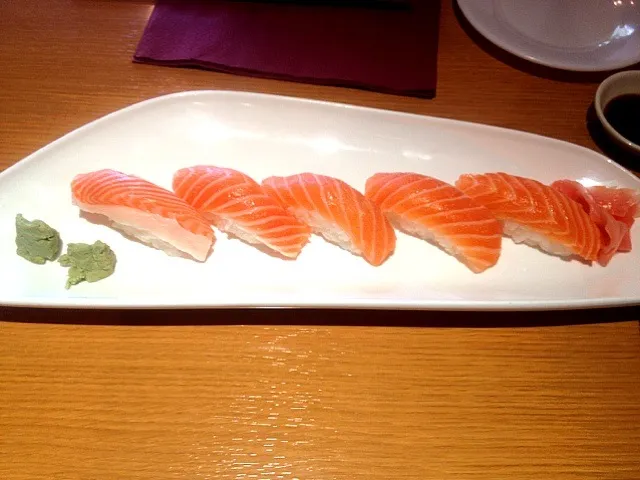 Snapdishの料理写真:Salmon sushi|kazuko Tsujiさん