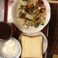 Snapdishの料理写真:野菜とキノコ炒めとチーズトースト。プレーンヨーグルト。|まきちゃんさん