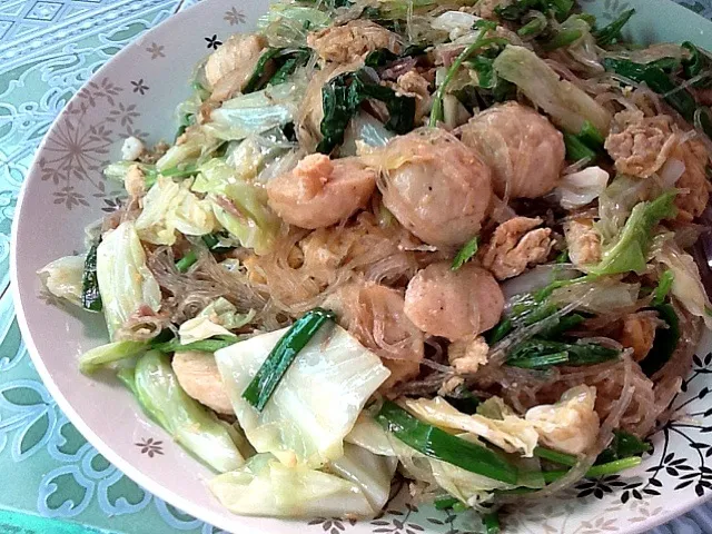 Stir-fried vermicelli with Chicken ball😅|Love Eatさん