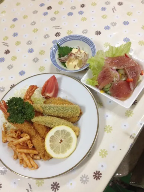 本日の夕食(^-^)/ミックスフライ&マグロカルパッチョ他ナンテネ(^ー゜)今日も((*´ゝз･)ﾉﾞお疲れ様♪|ジローさん