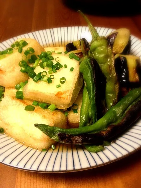 Snapdishの料理写真:揚げ出し豆腐 焼き万願寺とうがらし揚げナス添え|마도카さん