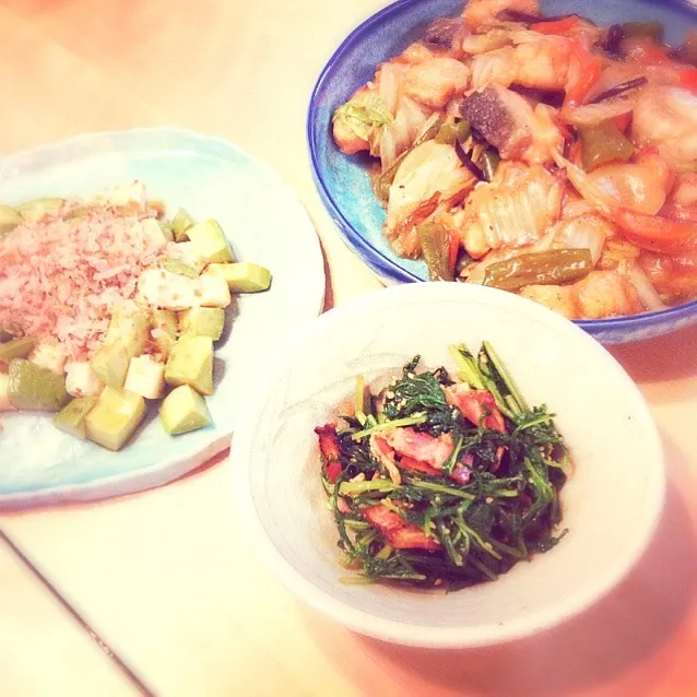 鮭と野菜炒め、水菜のサラダ、アボカドクリームチーズ|あさこさん