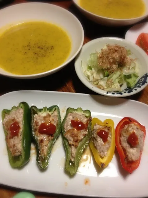 Snapdishの料理写真:ピーマン肉詰め、南瓜スープ、キャベツおかか和え、トマト。|raku_darさん