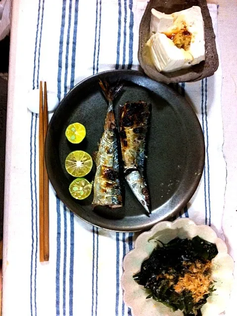 Snapdishの料理写真:秋刀魚の塩焼き、やっこ、ワカメの炒め物|つるたさん