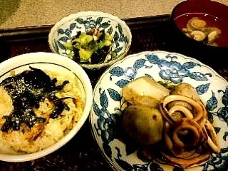 きのこと秋刀魚の炊き込みご飯、いかと里芋の煮物、酢のもの、あさりのお吸い物|茉莉子さん