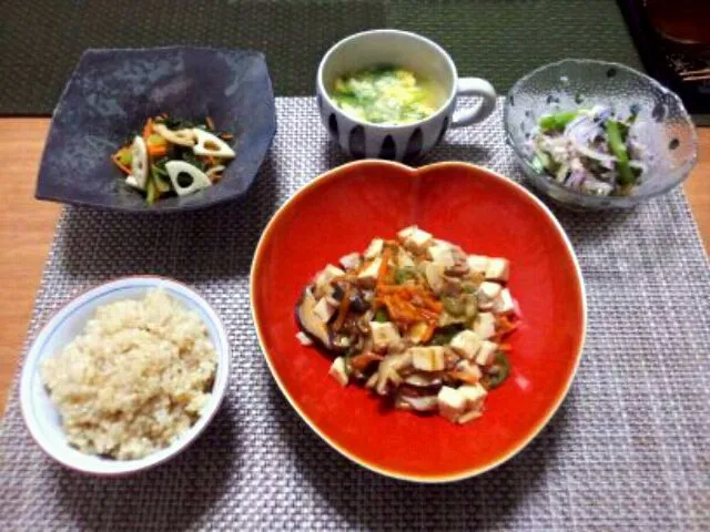 Snapdishの料理写真:野菜たっぷり麻婆豆腐、サラサラサラダ、小松菜と蓮根の和え物、卵スープ|高嶋幸惠さん