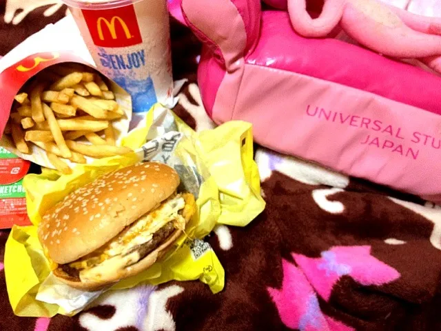 Bacon,egg&melted cheese burger,fries&ice cold cocha for my midsnack!Heaven@my Room!|Dezza Tsuchiyaさん