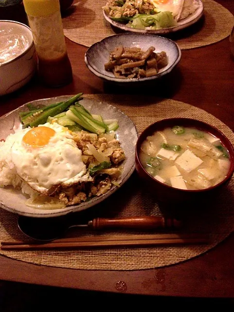 鳥挽肉のバジル炒めご飯(挽肉,ピーマン,玉ねぎ,エリンギ,大蒜,フレッシュバジル,ブラックペッパー,塩,海老醤油 )/根菜とオクラの味噌汁(じゃがいも,牛蒡,豆腐,オクラ/白米|shokoさん