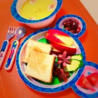 Snapdishの料理写真:Breakfast for children|MeMeさん