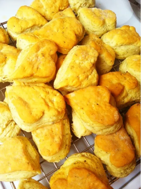 Pretty Heart Herb & Brie Biscuits /  友達のリクエストで、明日のパーティ用に焼きました。|mamakumiさん