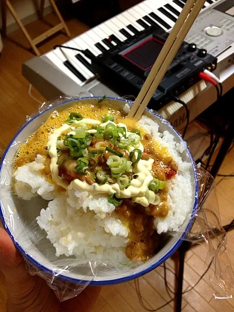 今日の朝ご飯！

納豆の中にキムチ！

卵いれて、ネギ、マヨネーズ。

後、岩のりもたまに入れます(#^.^#)

納豆は、好きです(^^)


けど、嫌いな人もいるやんね…



お皿にサランラップ巻いてるのは、皿洗い、カットと、水節約(#^.^#)



プライベート日記でした⭐                  |daikiさん