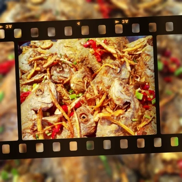 Fried mini pomfret fish|laumeikuanさん