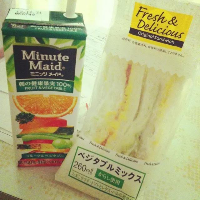 100% fruit n veggie + Sandwich. :)|Fernika Gaelさん