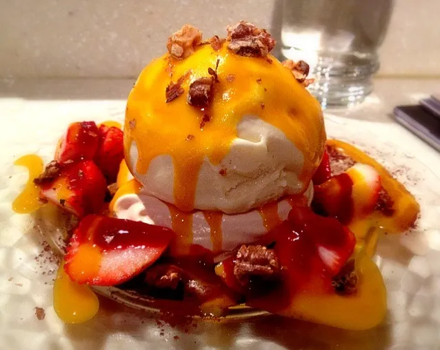 Pavlova with fruit and icecream / Xiaomijo|Larry Chuさん