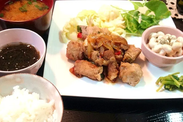 パプリカの豚肉セージ巻き(玉ねぎ、ピーマン。我が家のセージ)、大豆のサラダ、温キャベツ、我が家の色々レタス、もずく、人参と玉ねぎのお味噌汁、白米。|piyokoさん