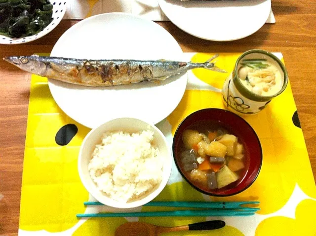 Snapdishの料理写真:さんまの塩焼き、さつまいも味噌汁、茶碗蒸し、金時草のおひたし。そして新米（＾Ｏ＾）|あだむさん