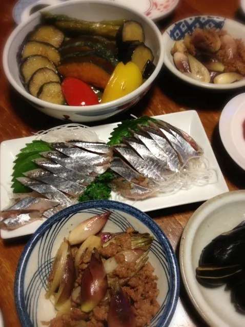 秋刀魚刺身、ミョウガ挽肉炒め、野菜の揚げ浸し、茄子がっこ|raku_darさん