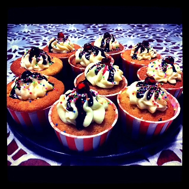 Vanilla cupcakes w/ cream cheese frosting and choc ganache|hurul | 후룰さん