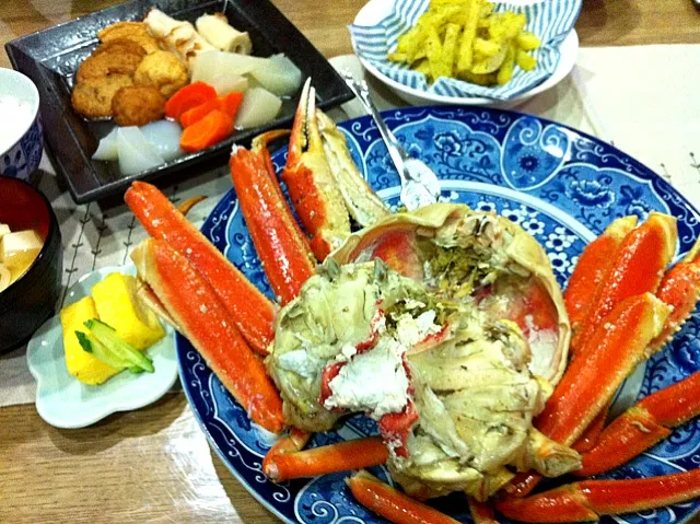 大型ズワイガニ・おでん風煮物・卵焼き・海苔塩焼きポテト・しめじ豆腐味噌汁|まーままさん