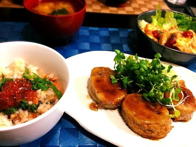 蓮根のはさみ焼き・鮭といくらの混ぜご飯・高野豆腐のピカタ・お味噌汁|じゅんさん