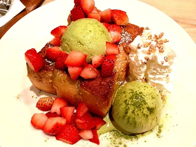 Matcha toast with extra strawberries|Watashiさん