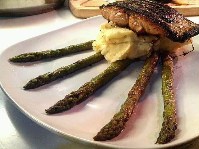 Pan Seared Salmon with Asparagus and Mustard Mash|Simon Liangさん