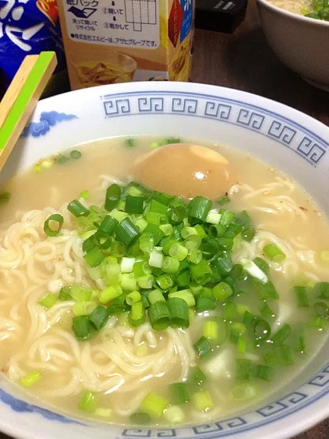 Snapdishの料理写真:インスタントラーメンと煮卵|さゆさん