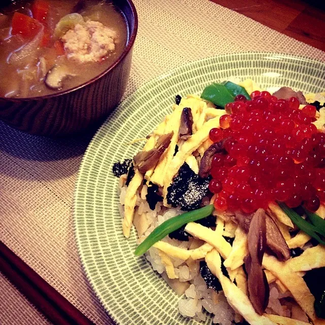 いくらちらし♡鶏のつくね味噌汁|かなこさん