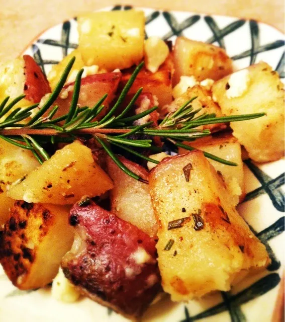 Potatoes with rosemary and feta|mamaeriさん