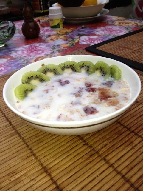 Muesli with kiwi & rose jam|Generaalさん