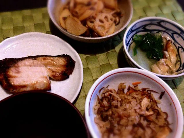 じゃこの炊き込みご飯、とろろこぶの吸い物、ぶり塩焼き、しろ菜のあっさり煮、根菜のポン酢炒め|ちぃさん