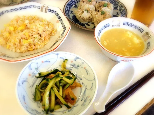 シュウマイと中華スープと炒飯とクラゲの和え物|けしごむさん