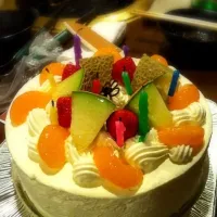 Snapdishの料理写真:昨日は、遠野ジンギスカンとケーキで誕生日を祝ってもらいました！どちらも美味しかった～。ひとり寂しくじゃなくてほんと良かった…。満腹で宿に帰って、鈴虫の鳴き声を聞きながらFBのメッセージ見てにやにやするというたいへん素晴らしい誕生日となりました！有難うございました♡♡∵⃝♡⍢⃝ ♡|木本一花さん