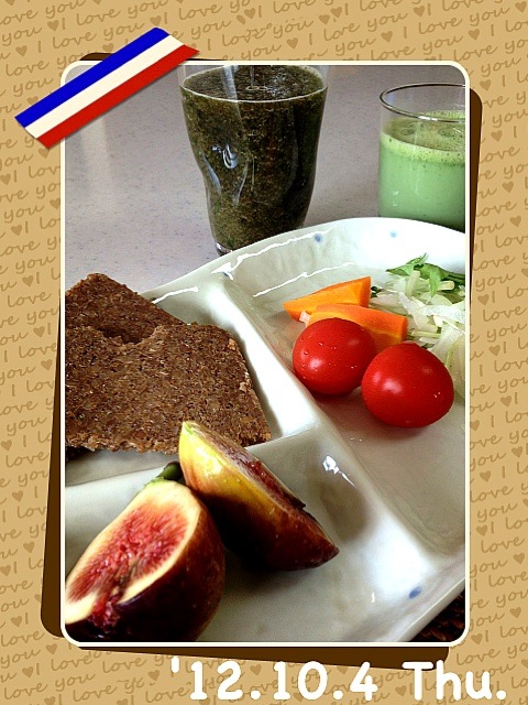 サラダ 全粒ライ麦パン いちじく 豆乳青汁 グリーンスムージー Tomoko Snapdish スナップディッシュ Id W4vj9a