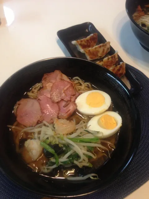 10月4日の晩ご飯は、喜多方ラーメン醤油味に餃子でした。|テツヤさん